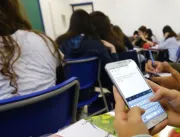 Pimentel veta proibição de celulares nas escolas