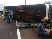 Micro-ônibus tomba e mata dois passageiros