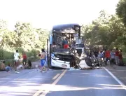Colisão entre ônibus e carretas deixa feridos em r