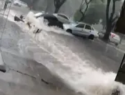 Chuva inunda vias e gera transtornos em Uberlândia