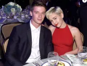 Miley Cyrus e o ex-noivo, Liam Hemsworth, são vist