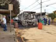 Ônibus é queimado no Tubalina em ação criminosa