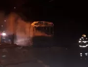 ​Ônibus é queimado em segundo ataque à mesma linha