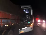 ​Motorista morre em batida entre ônibus e caminhão