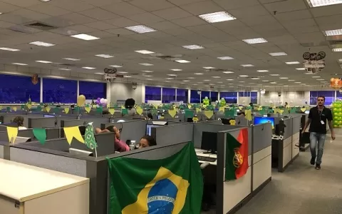 Empresas reúnem funcionários para assistir a Copa 