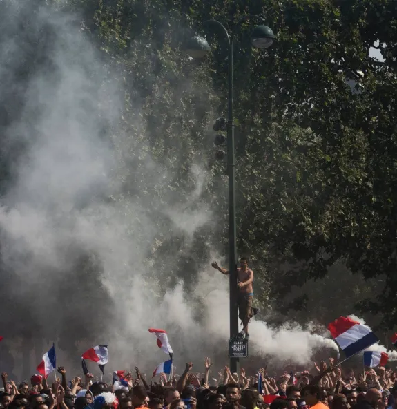França desfila em meio a multidão em Paris
