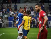 Fábio brilha perante o Santos e Cruzeiro avança na