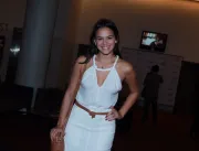 Bruna Marquezine usa vestido ousado em show de Tia