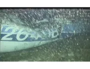 Investigadores encontram corpo em fuselagem do avi