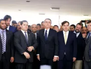 Sob crise política, Bolsonaro entrega ao Congresso