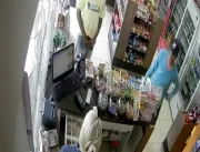 Câmera de segurança flagra assalto em loja de conv