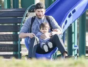 Ashton Kutcher se diverte com a filha em escorrega