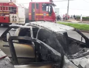 Carro pega fogo após motorista tentar dar partida 