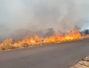 Incêndio atinge área às margens da rodovia entre o