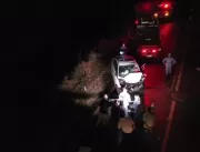 Batida entre carros deixa cinco vítimas na BR-365 