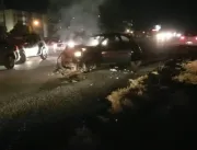 Carro pega fogo ao bater de frente com outro veícu