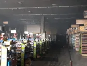 ​Bombeiros resgatam funcionários durante incêndio 