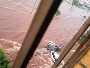 ​Chuva alaga vias de Uberlândia e deixa pessoas il