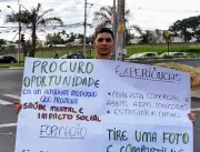 Em busca de emprego, jovem usa cartaz em semáforo 