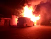 Bombeiros registram incêndio em ônibus no bairro T