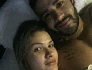 Gusttavo Lima aparece em foto na cama com a esposa