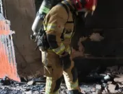 Casa pega fogo e família é resgatada por adolescen