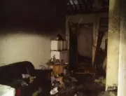 Homem embriagado põe fogo na própria casa no bairr