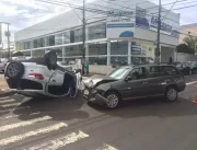 Veículo capota após colisão no bairro Brasil