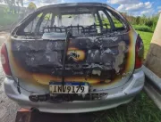 Carro pega fogo após bater em grade de proteção na