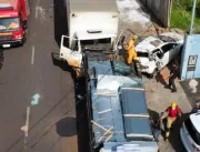 Caminhão perde freio e bate em veículos estacionad