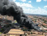 Ferro velho pega fogo no bairro Segismundo Pereira