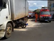 Acidente entre caminhão e motocicleta é registrado