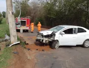 Motorista fica ferido após bater carro em poste no