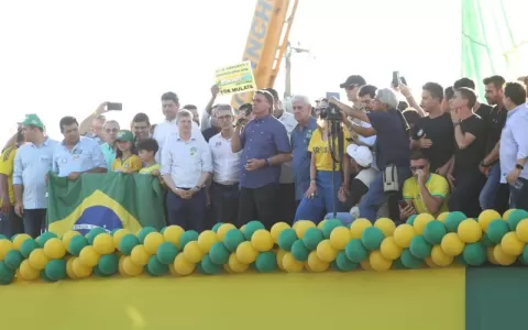 Bolsonaro reúne apoiadores e autoridades durante a