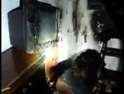 Mulher coloca fogo na própria casa durante discuss