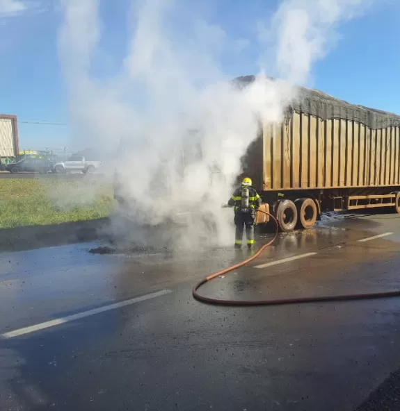 Caminhão que transportava bagaço de cana pega fogo
