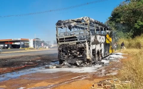 Ônibus que transportava 11 passageiros pega fogo n