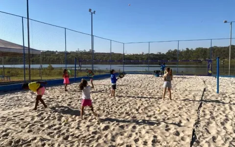 Escolinha de beach tennis, no Parque do Sabiá, est