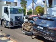 Caminhão sem freio bate em sete carros no bairro T