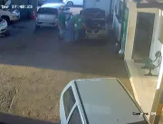 VÍDEO: homens entram em oficina para tentar roubar