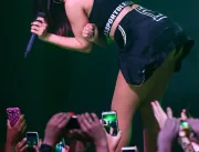 Anitta mostra poupinha do bumbum durante coreograf