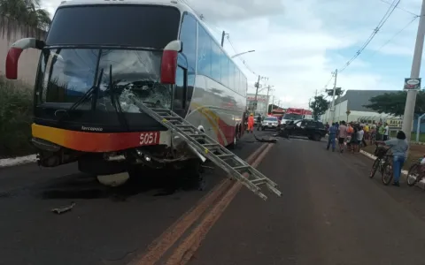Batida entre carro e ônibus deixa duas pessoas fer