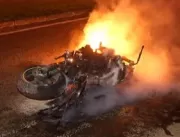 Motocicleta pega fogo após acidente na zona oeste 