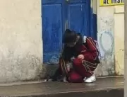 
Menina é flagrada protegendo cão de rua da chuva 