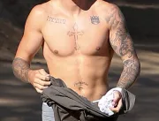 Justin Bieber, sem camisa, deixa cueca à mostra