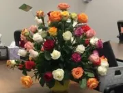 
Marido falecido manda flores e presentes à esposa