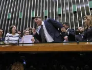 Bolsonaro reedita briga com deputada em sessão sob