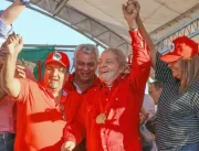 Ao lado de aliados do Congresso, Lula rebate denún