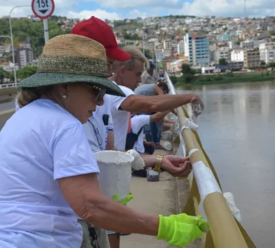 Voluntários voltam para terminar pintura do corrimão da ponte Florentino Avidos em Colatina