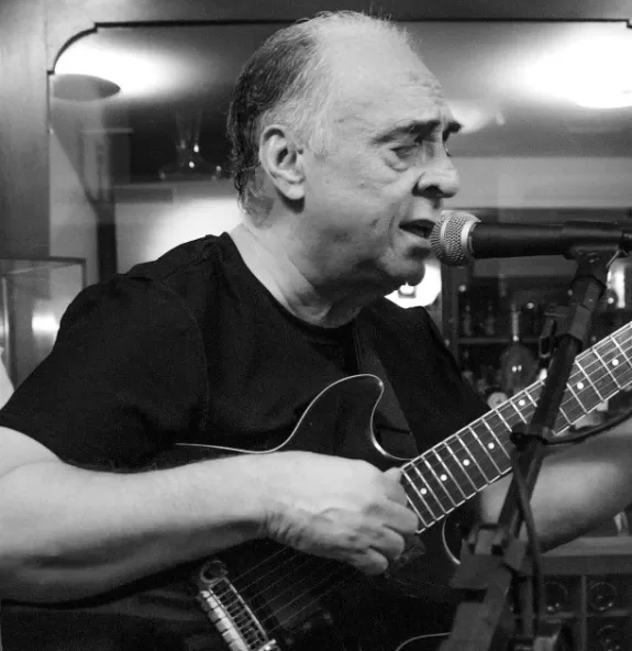 Morre Chico Lessa, cantor e compositor aos 75 anos